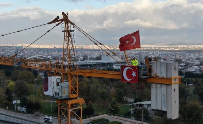 Bursa'da 80 metre yüksekte Ata’ya saygı