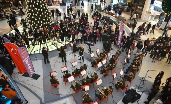 Bursa'da askeri bandodan anlamlı konser