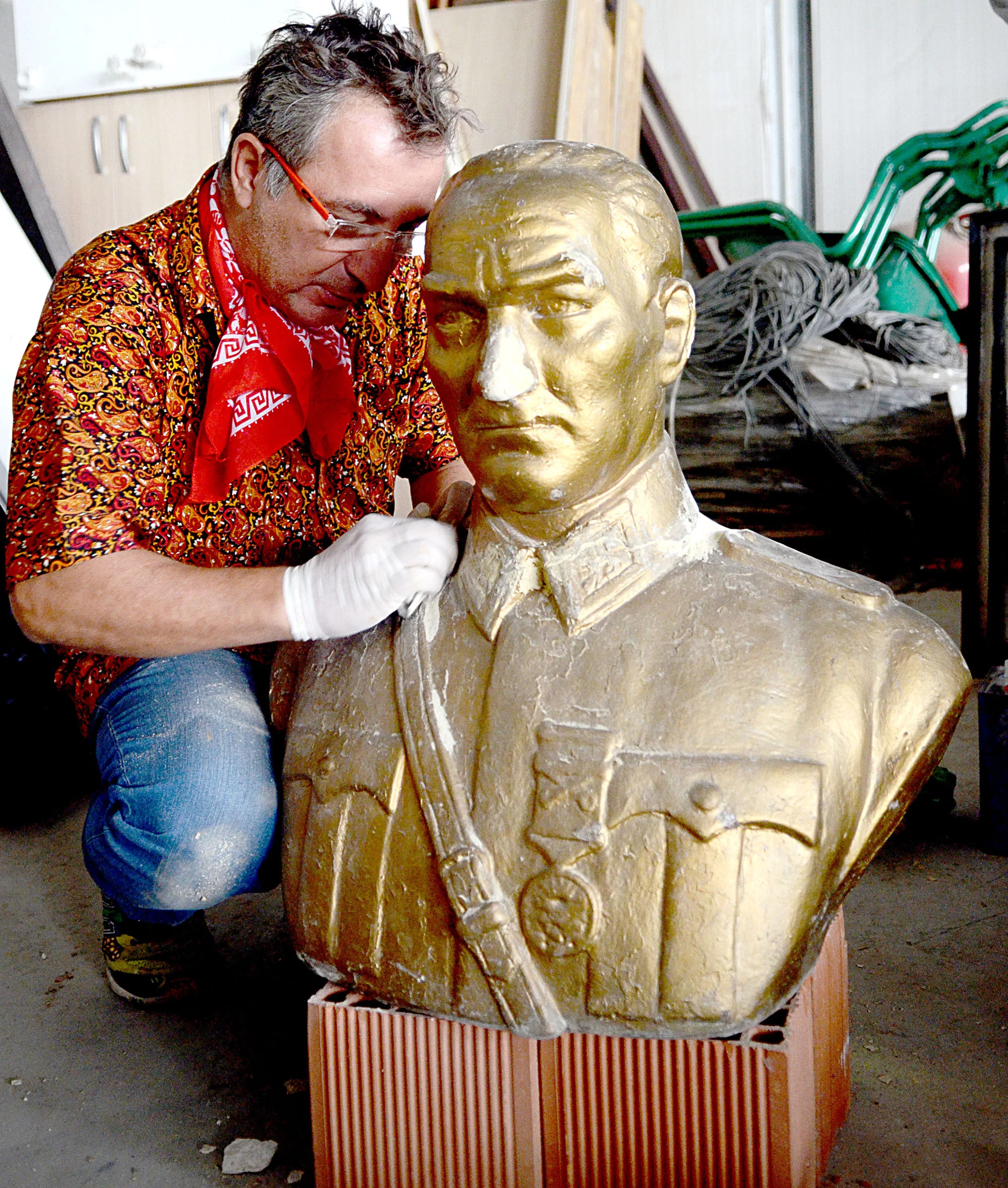 Bursa'da Atatürk büstü ve Deli Ayten heykeli onarımdan geçti