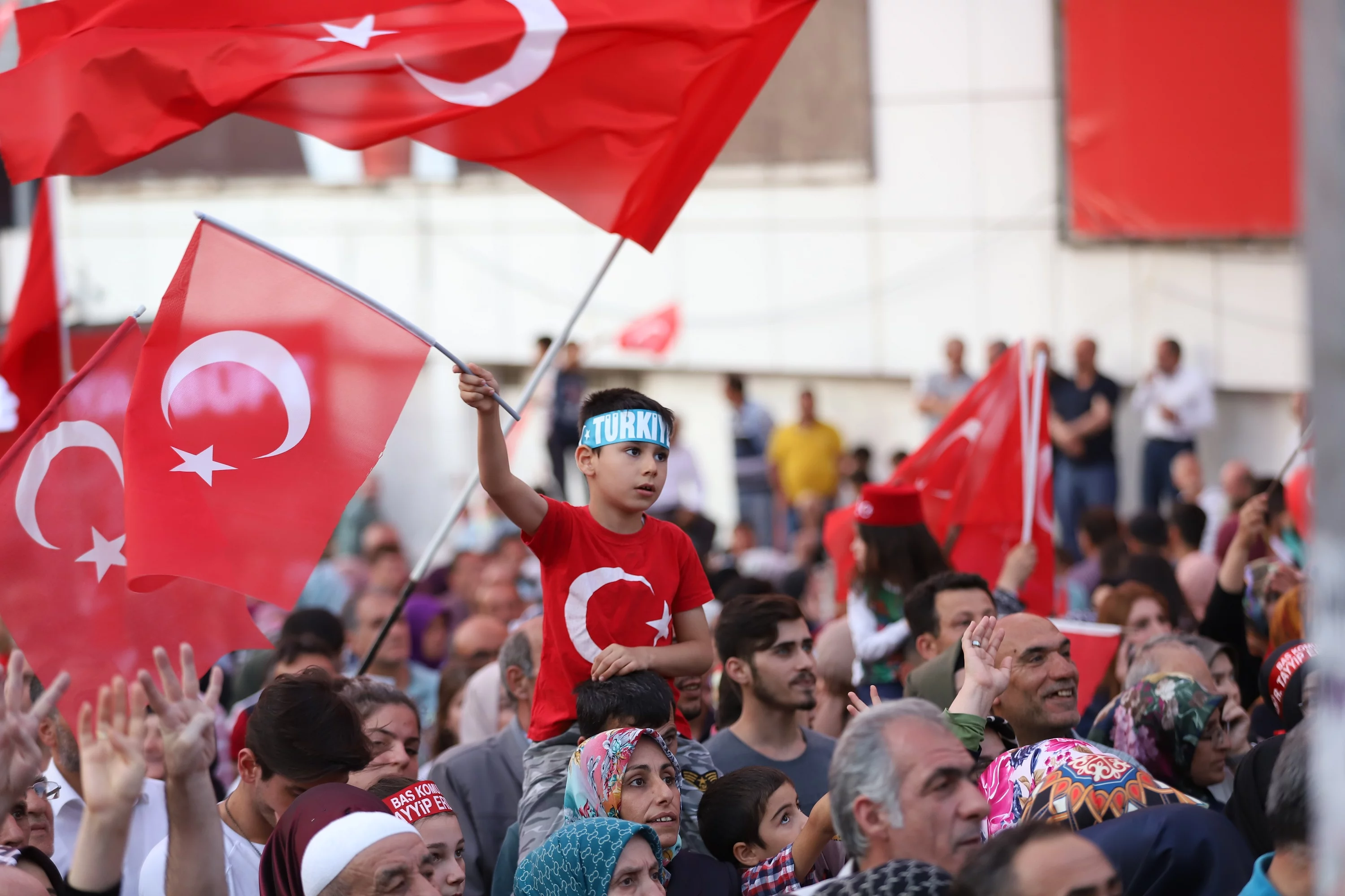 Bursa'da, 'Bayrak ve Demokrasi' yürüyüşüne binlerce kişi katıldı