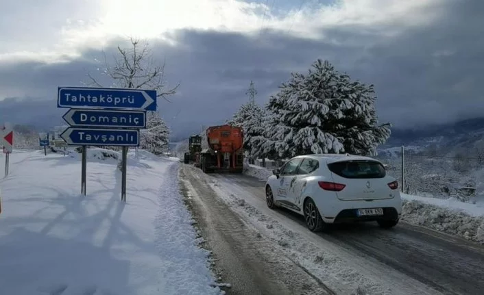 Bursa'da bir metreyi bulan karlı yolları aşıp şifa dağıttılar