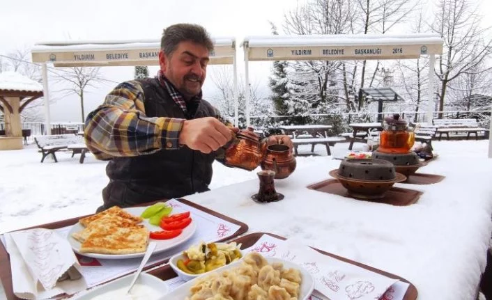 Bursa'da bu kafede kahvaltılar kar üzerinde yapılıyor
