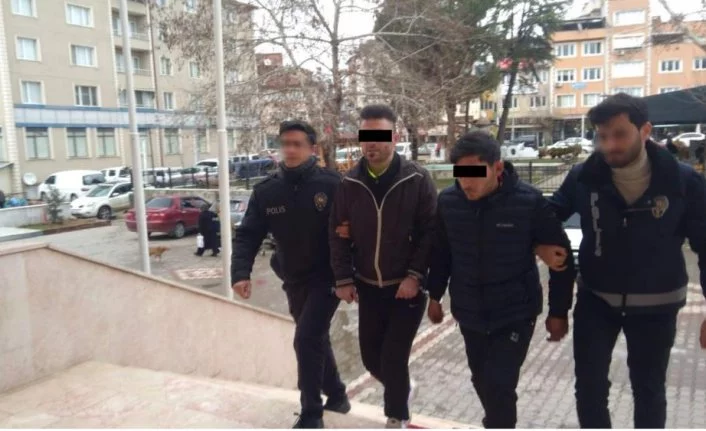 Bursa'da çaldıkları araçla hırsızlık yaparken yakalandılar
