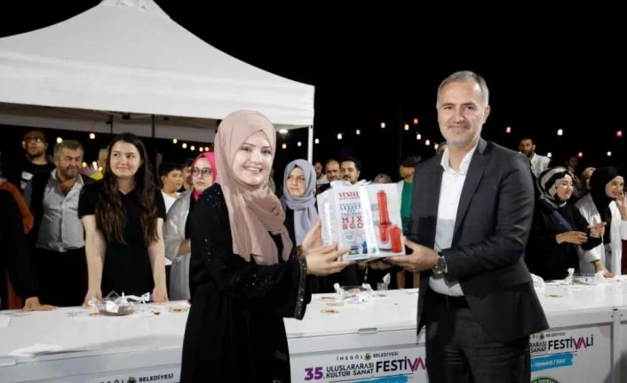 Bursa'da çilek yeme yarışması