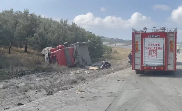 Bursa'da çimento yüklü kamyon devrildi : 1 ölü