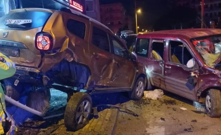 Bursa'da direksiyon hakimiyetini kaybetti, 3 aracı hurdaya çıkardı