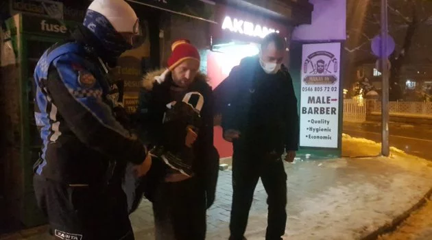 Bursa'da donmak üzere olan engelli adamı zabıta ekipleri kurtardı