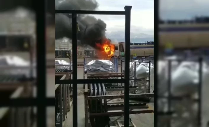 Bursa'da fabrikaya mal indiren kamyon alev alev yandı