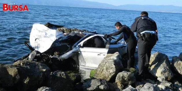 Bursa'da feci kaza: Otomobil denize uçtu