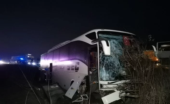 Bursa'da feci kaza! Yolcu otobüsü tarlaya uçtu