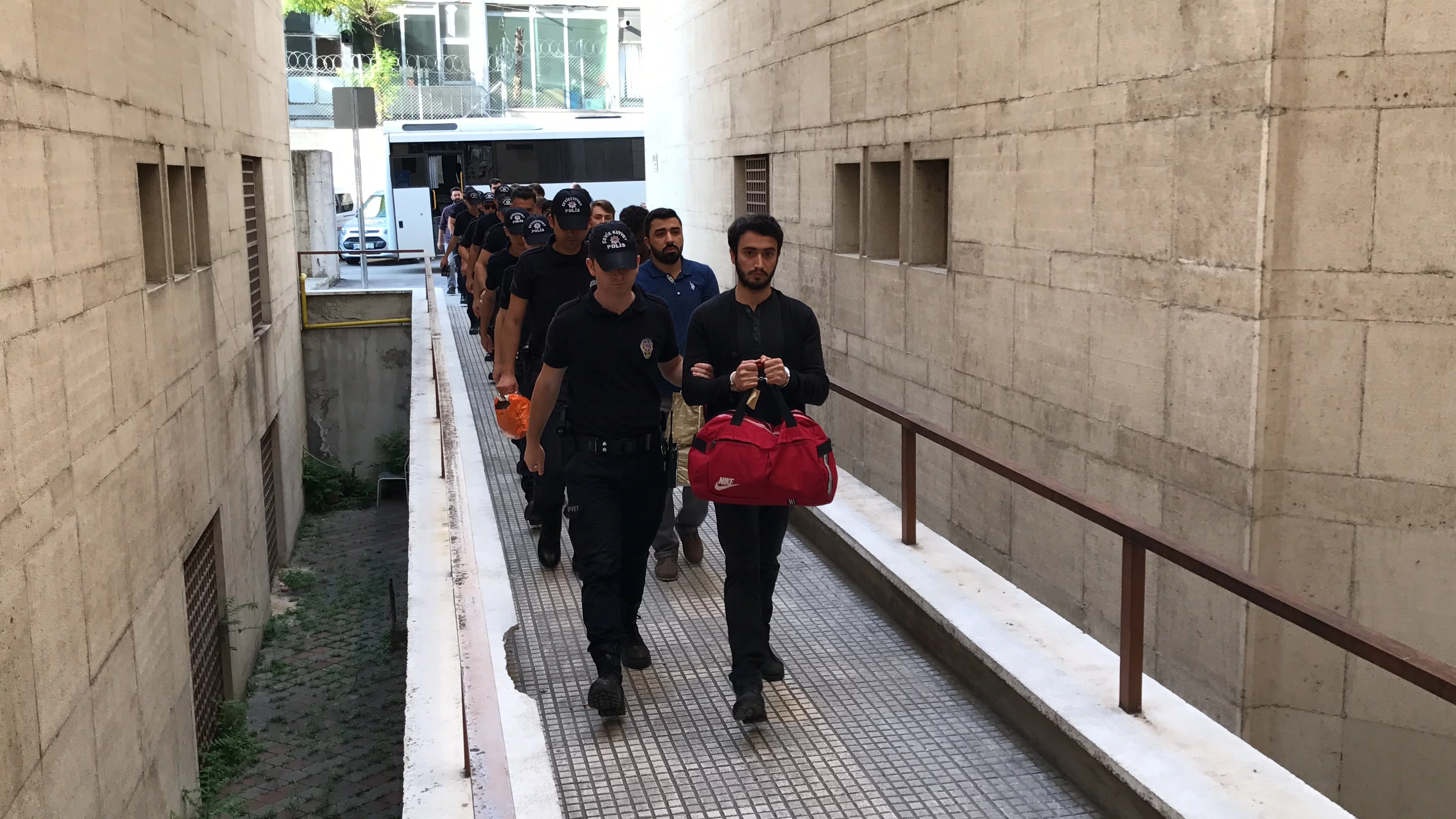 Bursa'da FETÖ'nün 'gaybubet' evlerinden alınan 11 kişi adliyeye sevk edildi