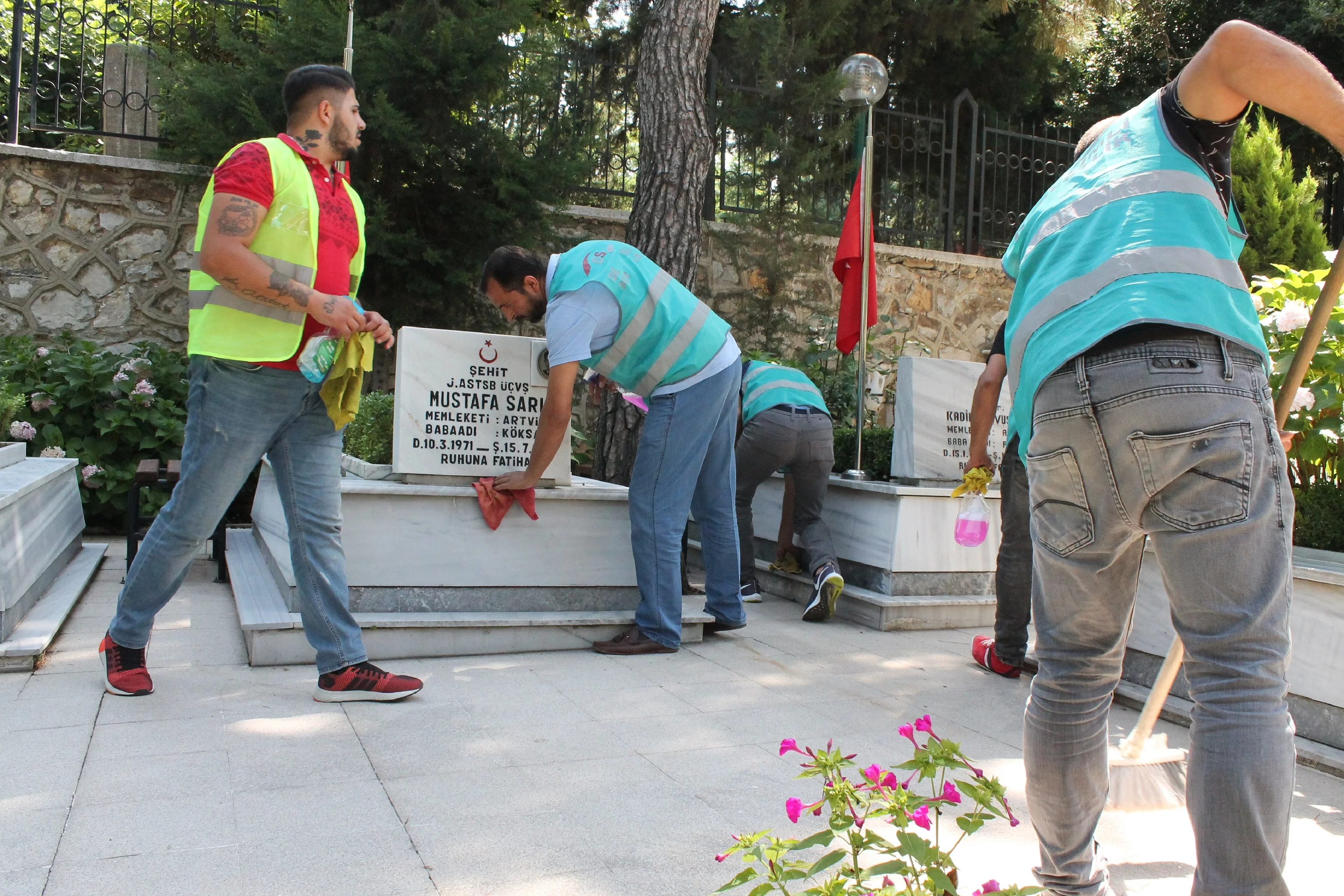 Bursa'da hükümlüler şehitlikleri temizledi