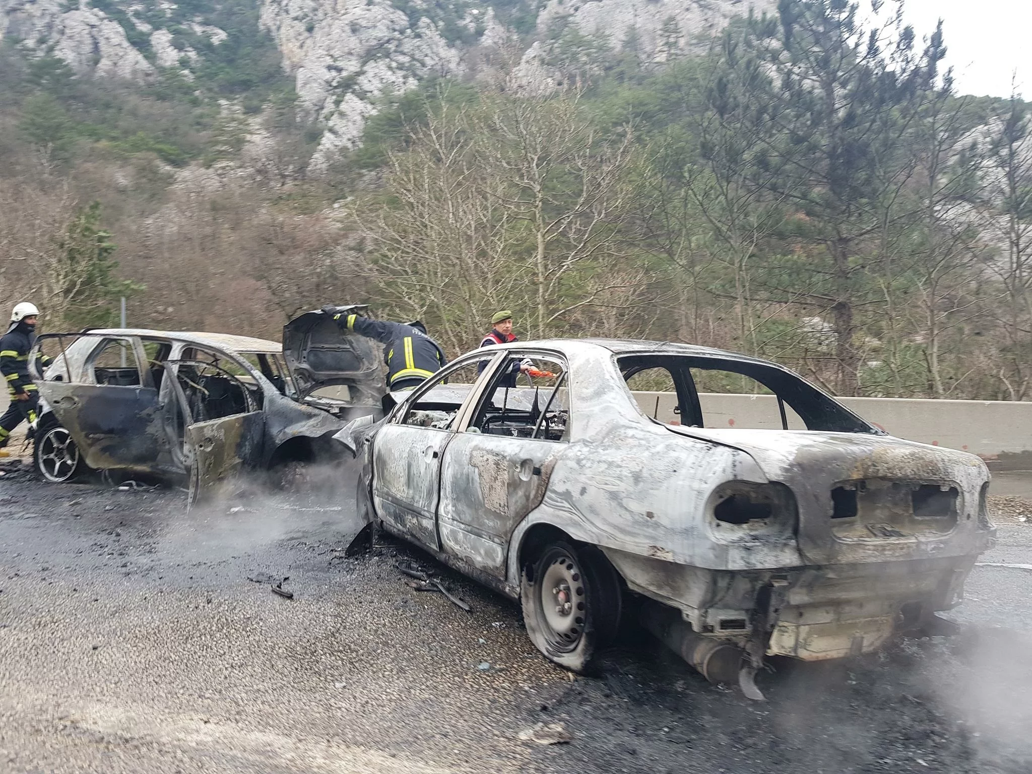 Bursa'da iki otomobil alev alev yandı, faciadan dönüldü: 8 yaralı