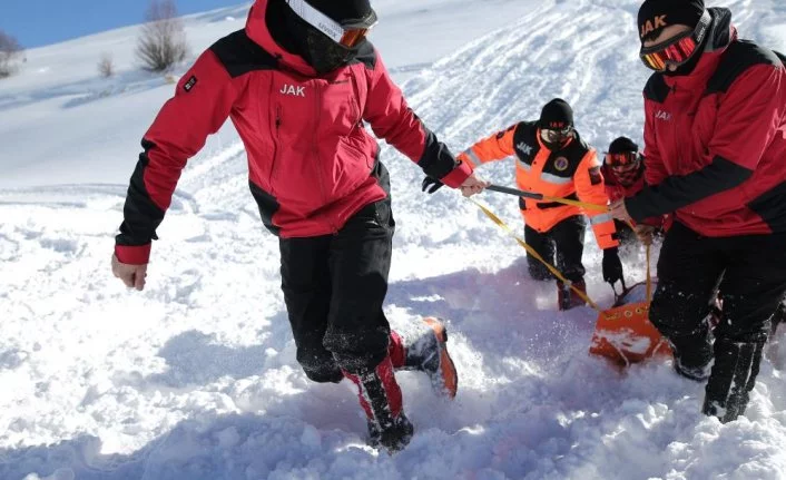 Bursa'da kar altında zamana karşı yarış