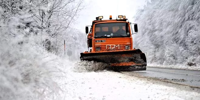 Bursa'da karla mücadele! 88 köy yolu açıldı...