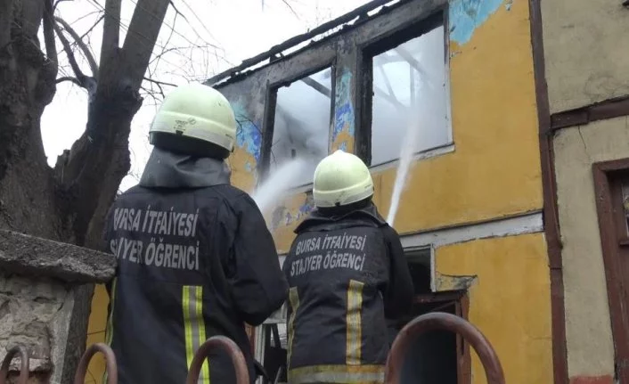 Bursa'da madde bağımlıları ev yaktı!