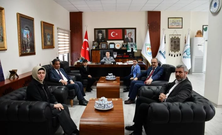 Bursa'da minik başkan koltuğa oturdu, şenliklere davet etti