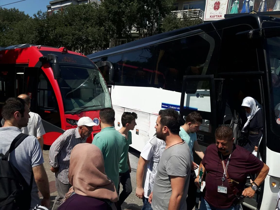 Bursa'da otobüsle tramvay çarpıştı, trafik kilitlendi