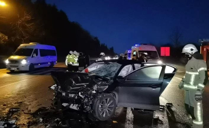 Bursa'da otomobil ile kamyon çarpıştı: 1'i ağır 7 kişi yaralandı