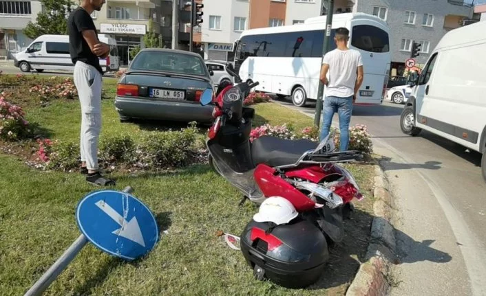 Bursa'da otomobil, motosiklete çarpıp refüje çıktı