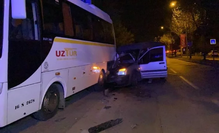 Bursa'da park halindeki otobüse arkadan çarptı: 1 ağır, 3 yaralı