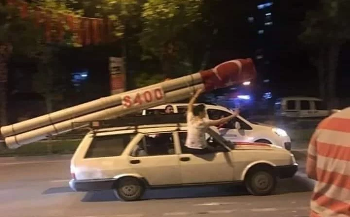 Bursa'da S-400 maketli araç ilgi gördü