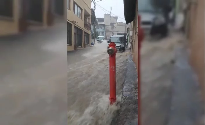 Bursa'da sağanak yağış hayatı olumsuz etkiledi