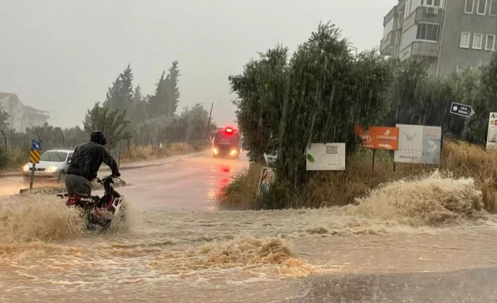 Bursa'da sağanak yağış sele dönüştü, hayat felç oldu