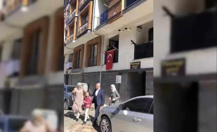 Bursa'da şehidin evine Türk bayrağı asıldı