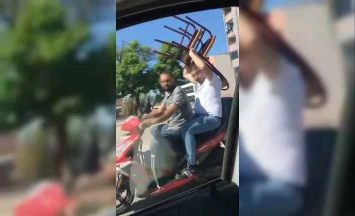 Bursa'da seyir halindeki motosiklette sandalye taşıdı