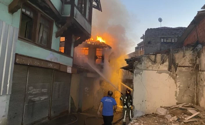 Bursa'da tarihi bina yanarak kül oldu
