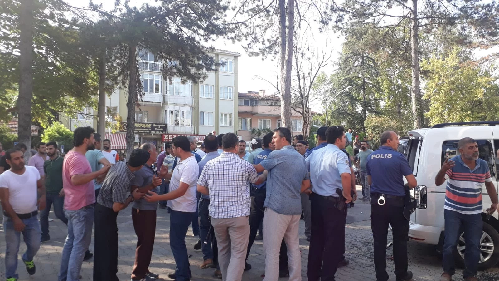 Bursa'da tehlikeli gerginlik...Hastane önündeki kavgaya polis ateş ederek müdahale etti