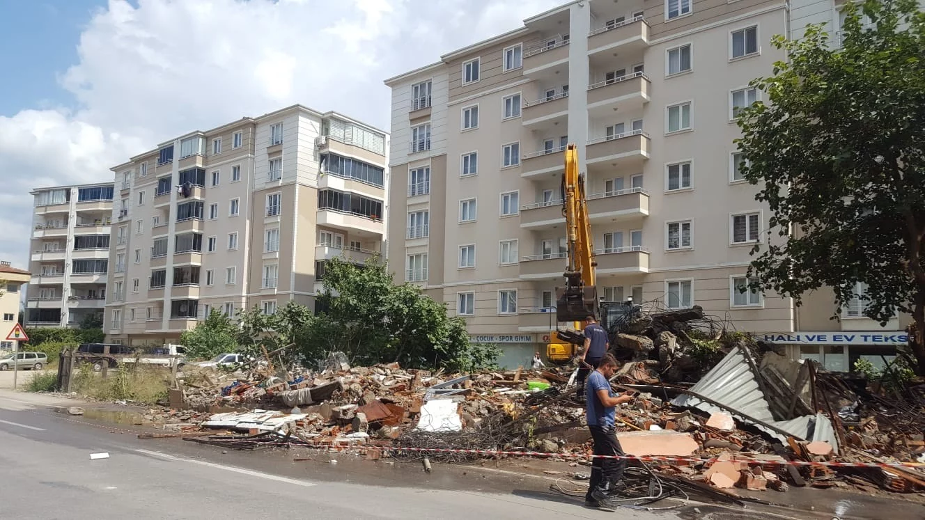 Bursa'da trafik akışını olumsuz etkileyen binalar yıkılıyor