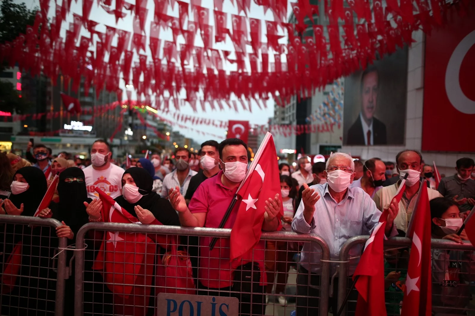 Bursa'da vatandaşlar demokrasi için meydanlara akın etti