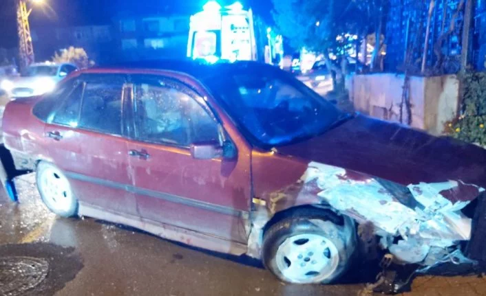 Bursa'da virajı alamayarak duvara çarptı: 5 yaralı
