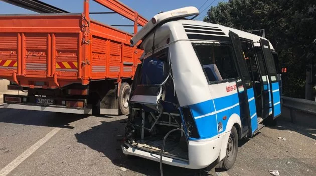 Bursa'da yolcu otobüsü, yolcu minibüsüne çarptı: 10 yaralı