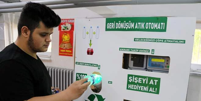 Bursa'daki bu makine 3 pet şişeye bir sakız veriyor