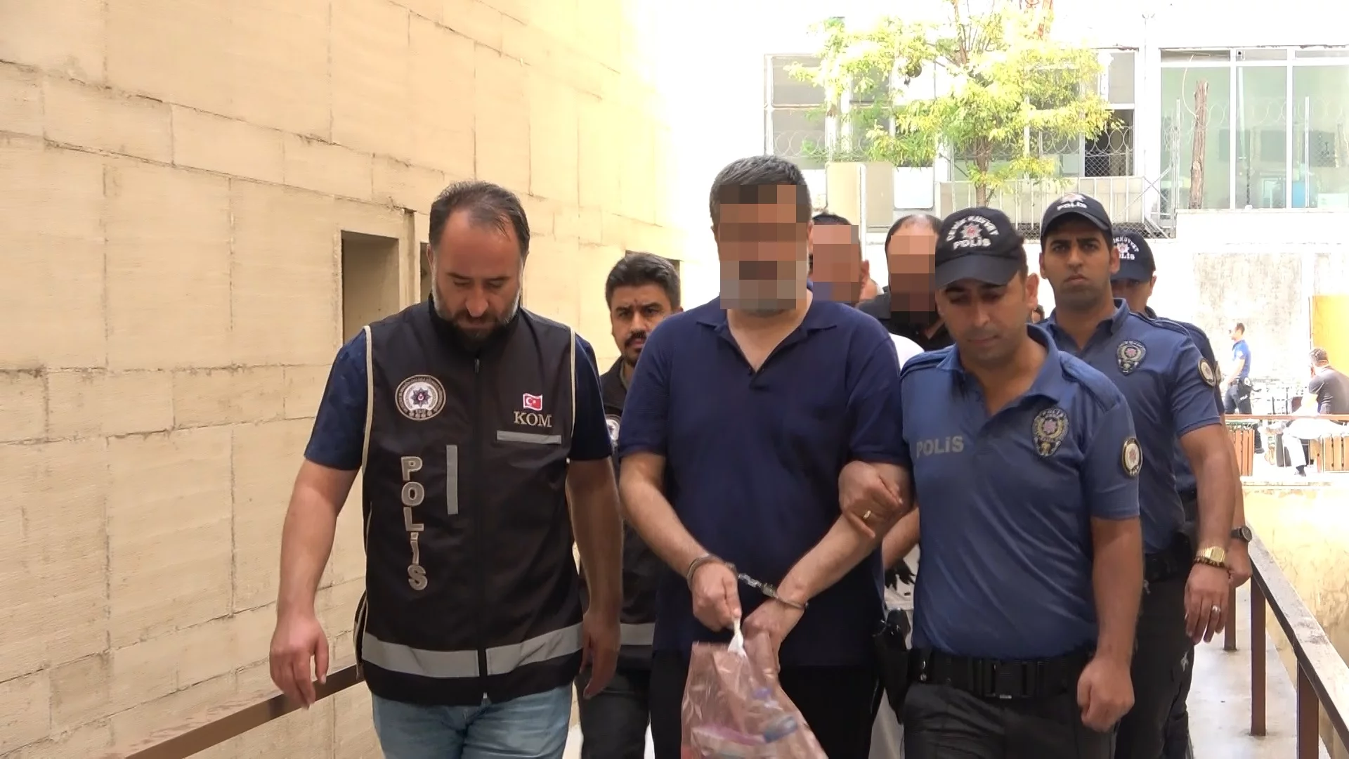 Bursa'daki 'tefecilik' operasyonunda yakalanan 13 kişi adliyede