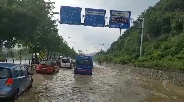Bursa-İstanbul Karayolunu sel bastı