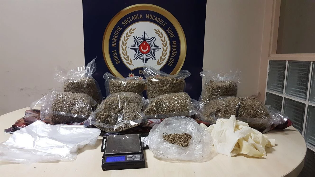 Bursa polisi 8 kilo uyuşturucu ele geçirdi