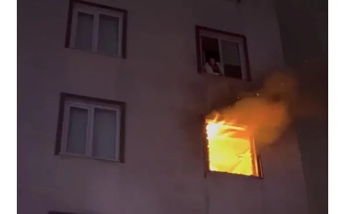 Bursa’da ev alev alev yandı..Komşusu film izler gibi izledi
