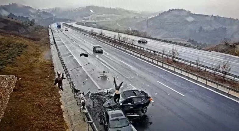 Bursa’da 4 kişinin feci şekilde öldüğü kaza anı kamerada