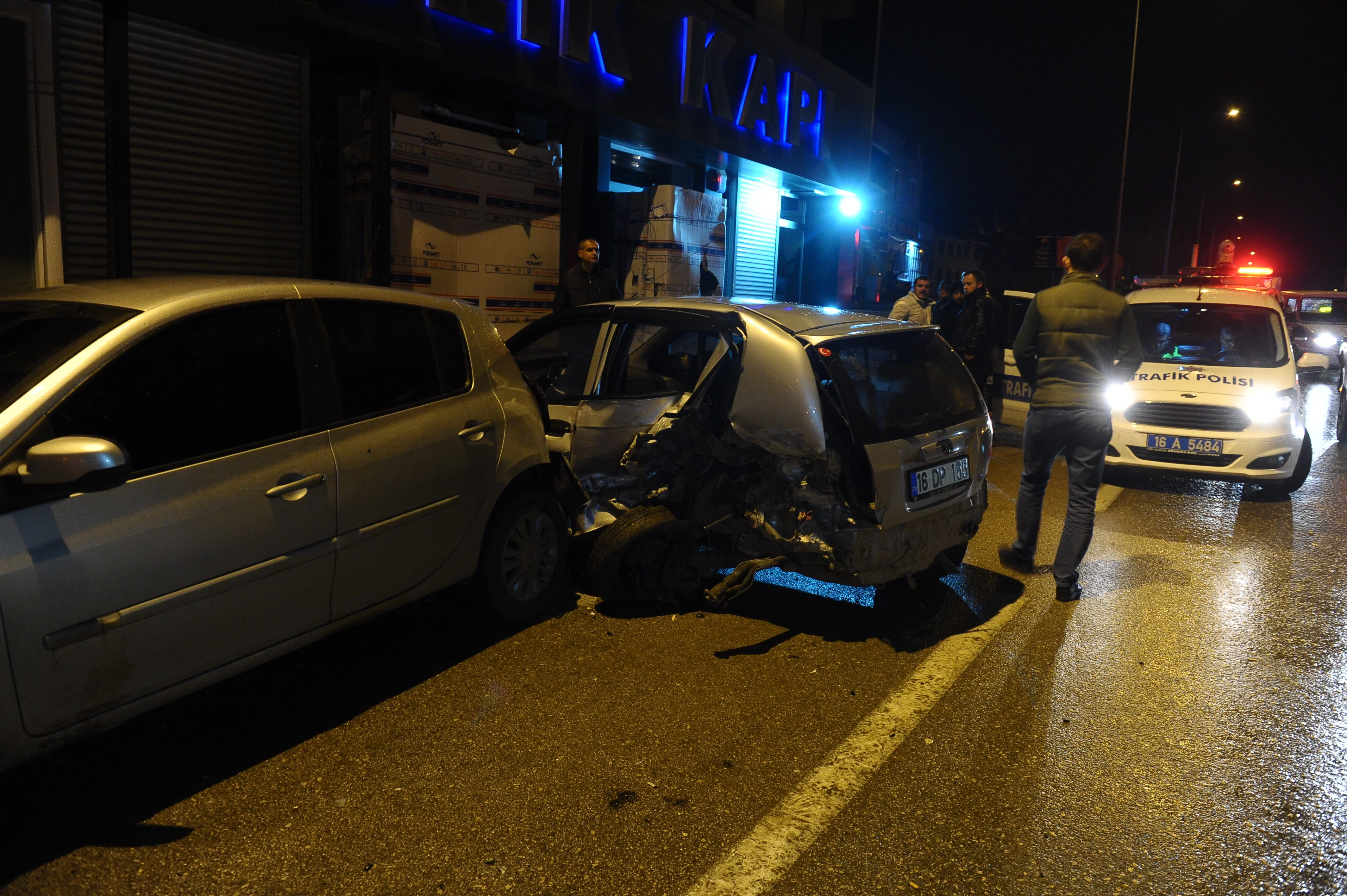 Bursa’da 9 aracın karıştığı zincirleme trafik kazası güvenlik kamerasına yansıdı