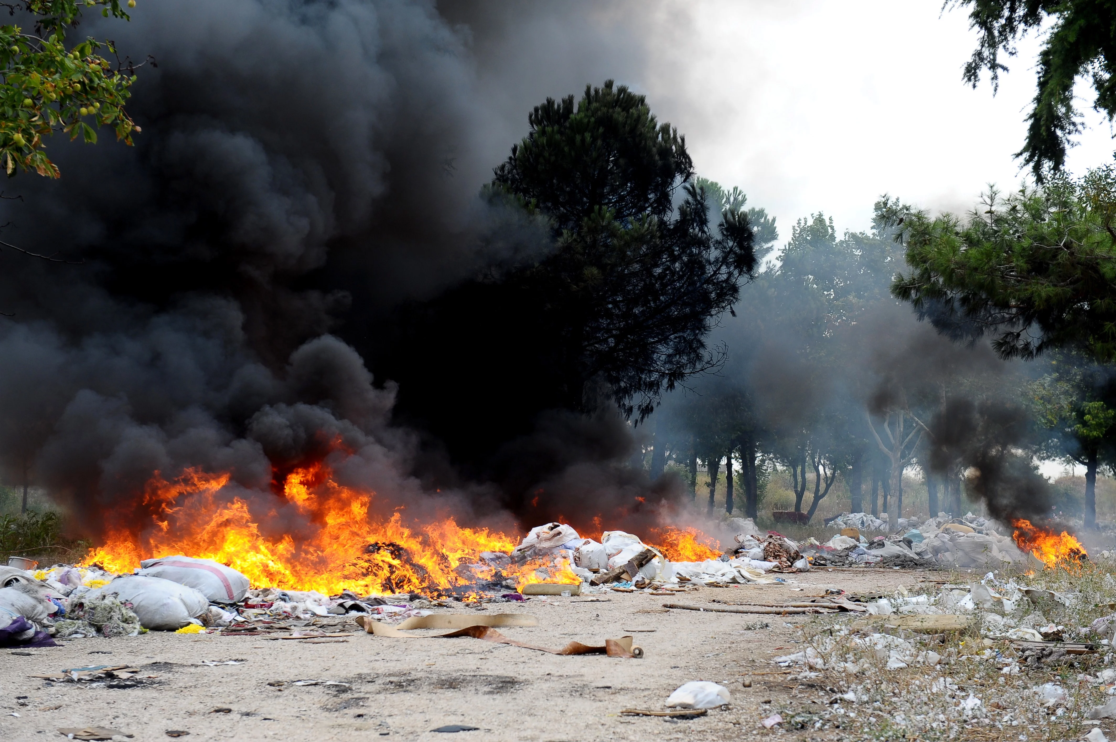 Bursa’da boş bir araziye bırakılan tekstil atıkları alev alev yandı