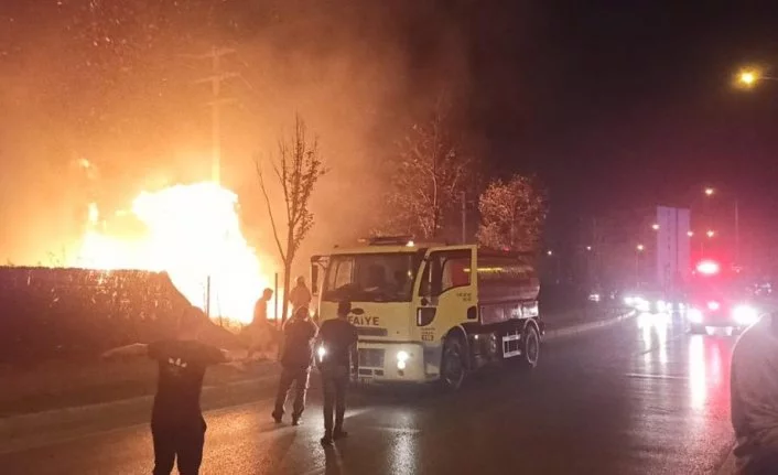 Bursa’da çalılık alanda çıkan yangın geceyi aydınlattı