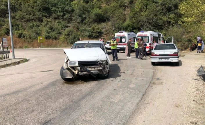 Bursa’da iki otomobil kafa kafaya çarpıştı