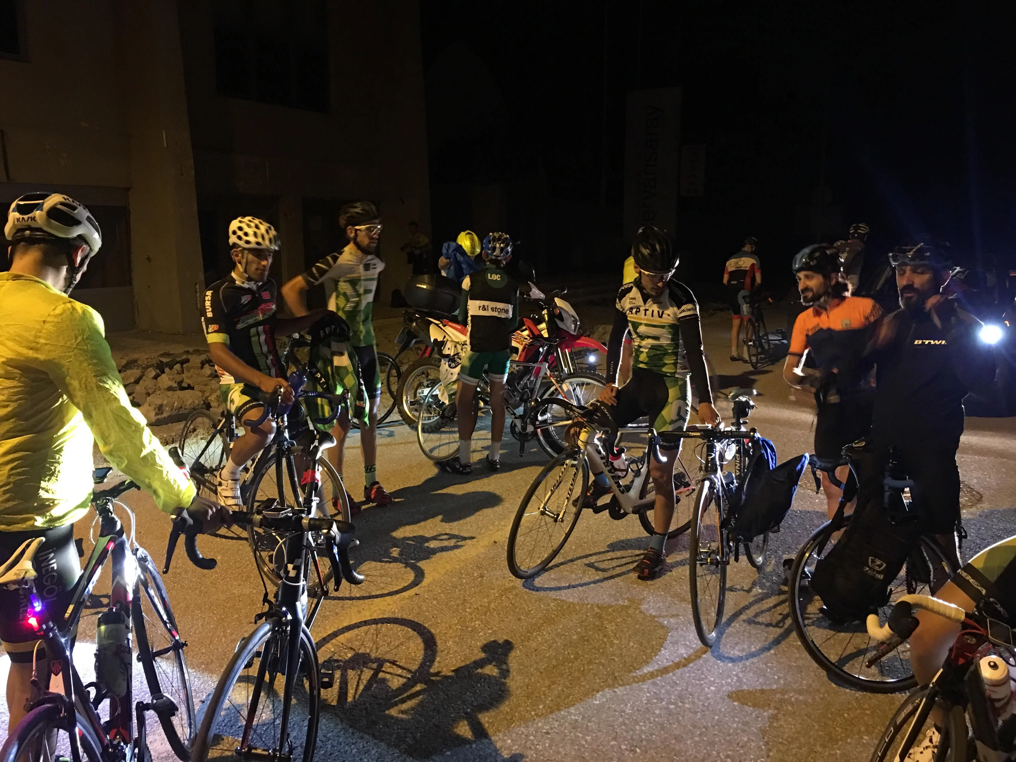 Bursalı bisikletçiler iftar sonrası Uludağ’a tırmandı