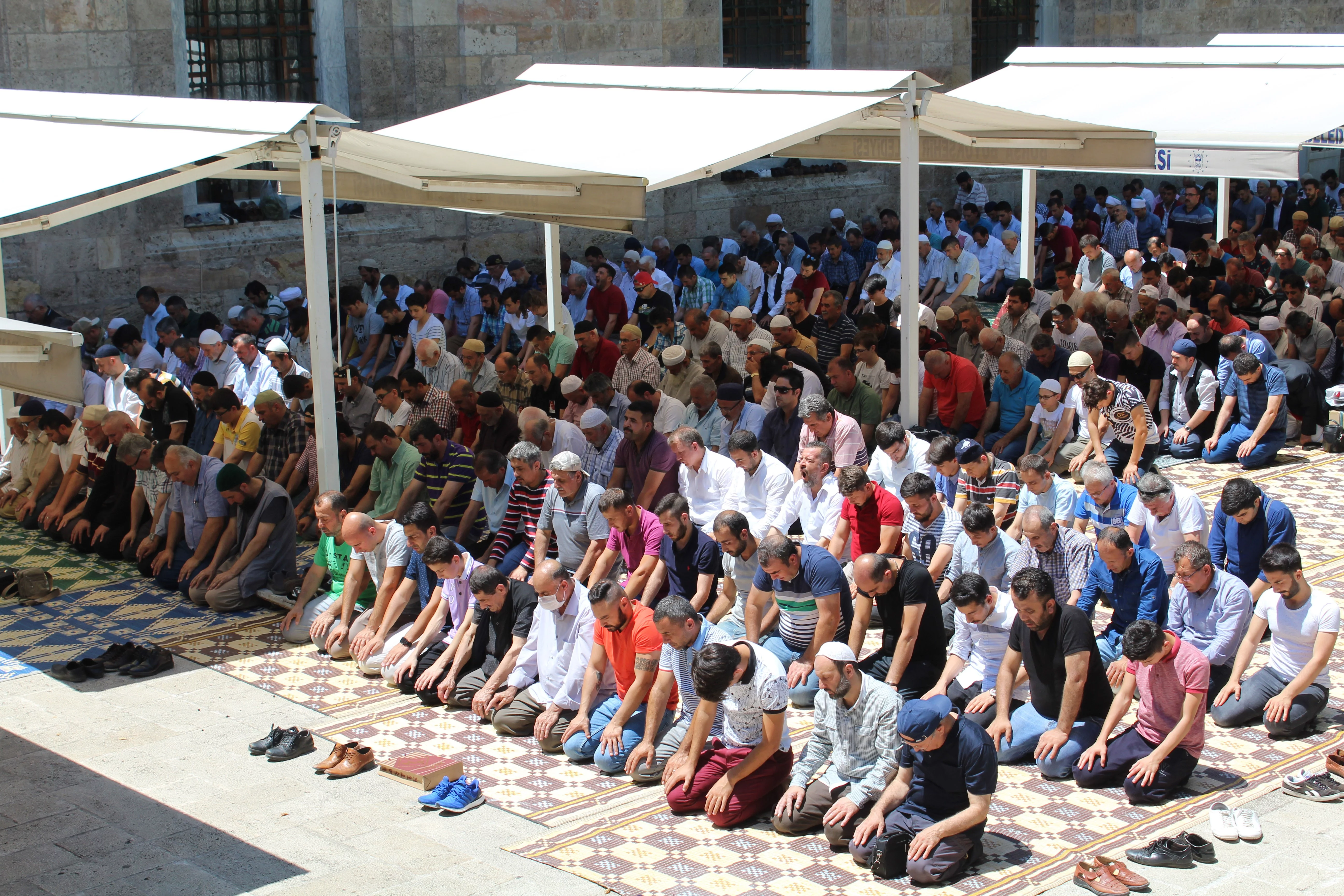 Bursalılar Ramazan'ın son cuma namazında Ulu Cami'ye akın etti