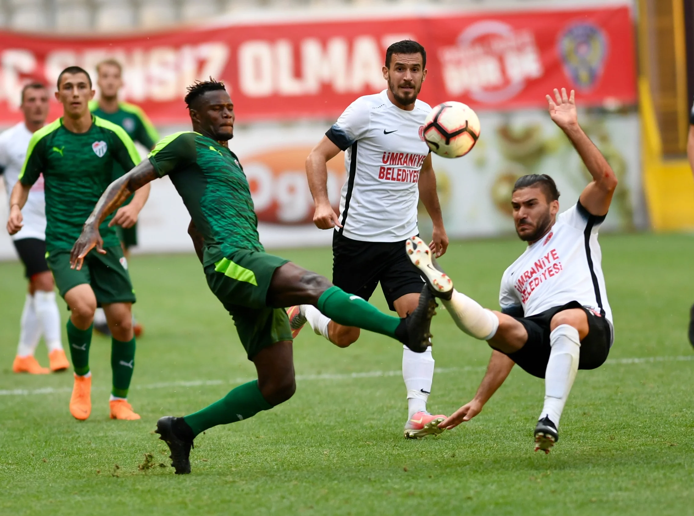 Bursaspor, Ümraniyespor'u 2 golle geçti