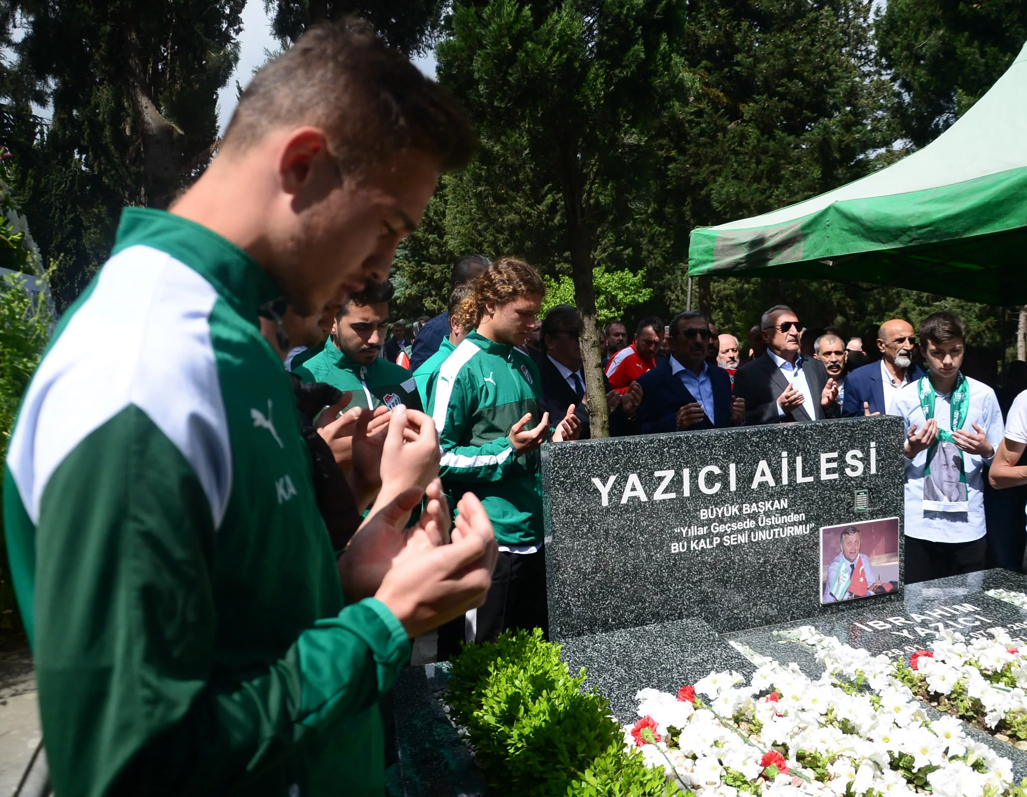 Bursaspor'un şampiyon başkanı İbrahim Yazıcı mezarı başında anıldı